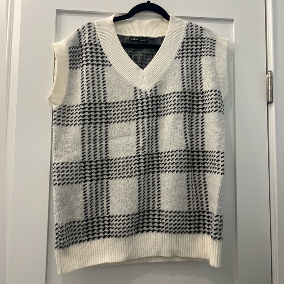 Shein women’s oversized sweater vest - Picture 2 of 4